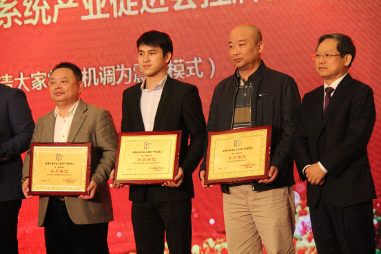 杨东文会长（右1）与雅迅达赖俊江（右3）