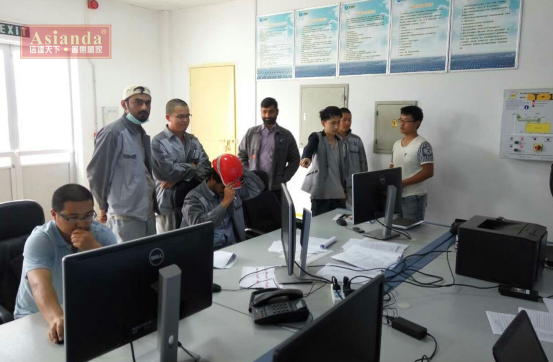 雅迅达工程师在现场（右3）