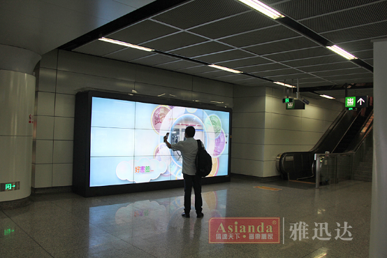西湖文化广场地铁站——广告大屏