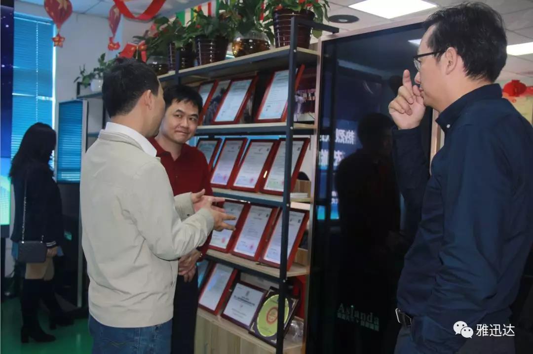 雅迅达液晶广告机